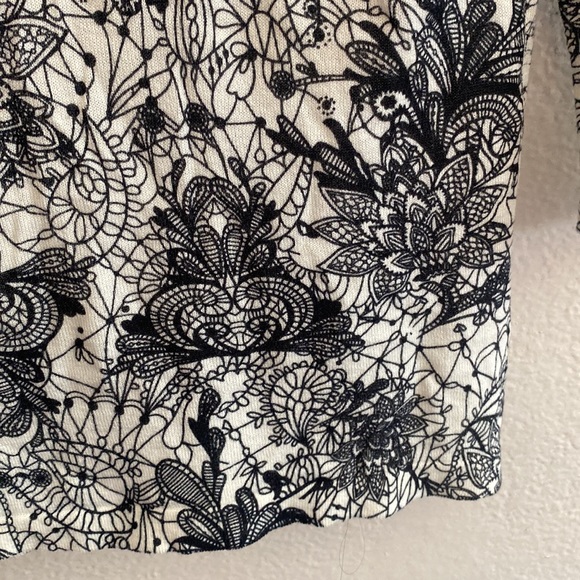 Black and white sweater - Picture 11 of 11